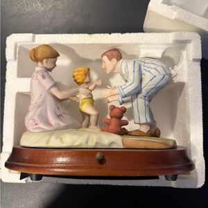 Norman Rockwell. Figurine Americana. 1983. Baby’s First Steps. Musical. EUC.
